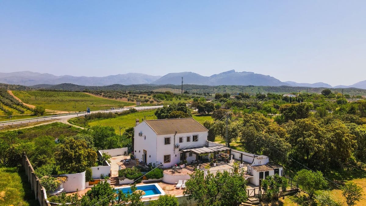 6 soveværelse Villa til salg i Archidona med swimmingpool garage - € 480.000 (Ref: 9795613)