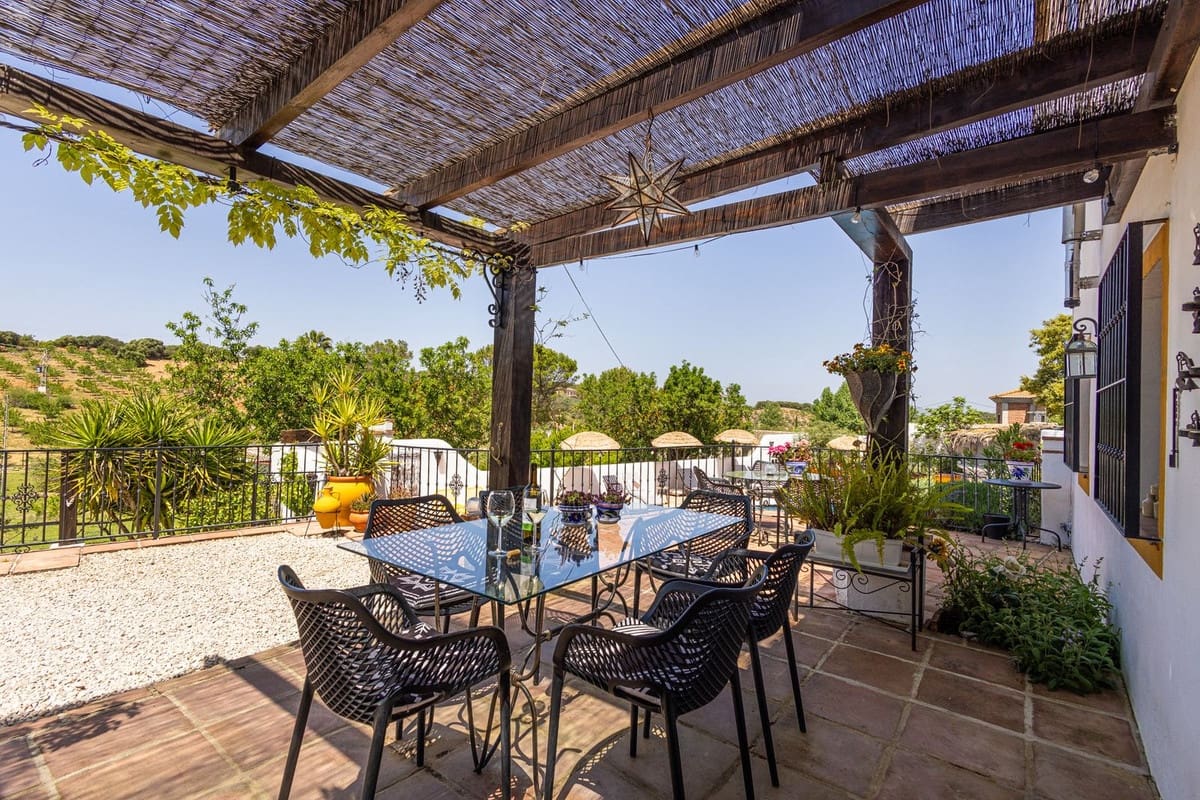 6 soveværelse Villa til salg i Archidona med swimmingpool garage - € 480.000 (Ref: 9795613)