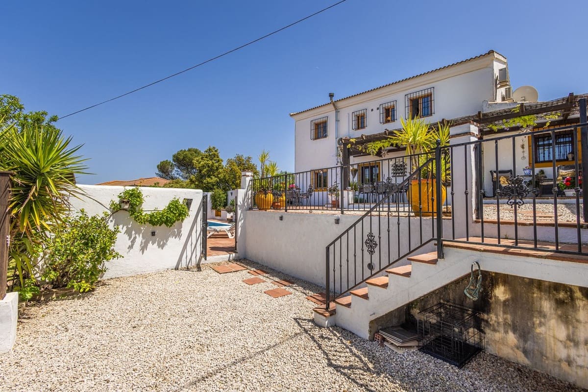 6 soveværelse Villa til salg i Archidona med swimmingpool garage - € 480.000 (Ref: 9795613)