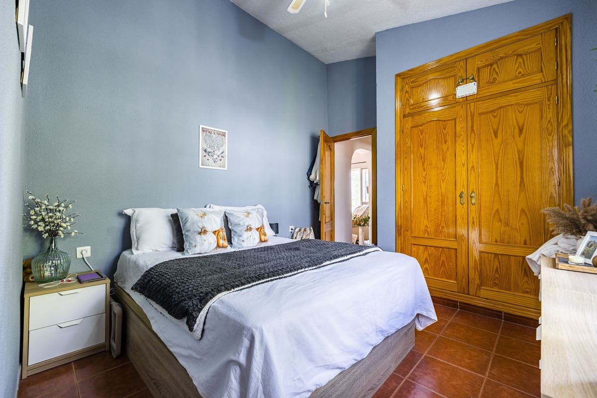 3 bedroom Villa for sale in Alcaucin with pool garage - € 335,000 (Ref: 9803901)