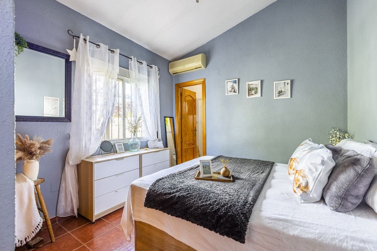 3 bedroom Villa for sale in Alcaucin with pool garage - € 335,000 (Ref: 9803901)