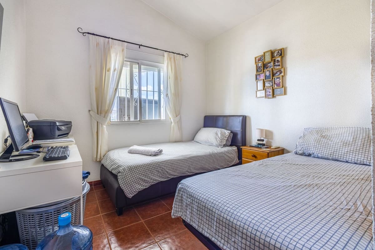 3 bedroom Villa for sale in Alcaucin with pool garage - € 335,000 (Ref: 9803901)