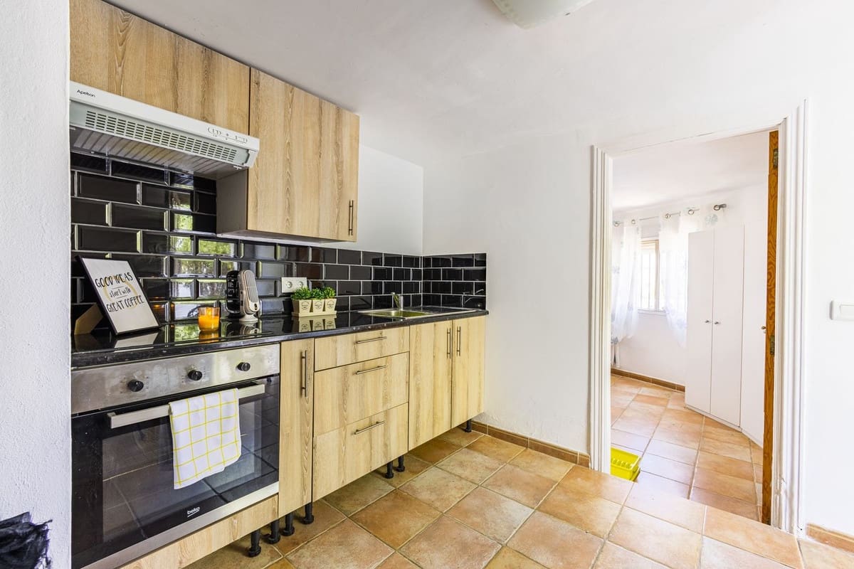 3 bedroom Villa for sale in Alcaucin with pool garage - € 335,000 (Ref: 9803901)