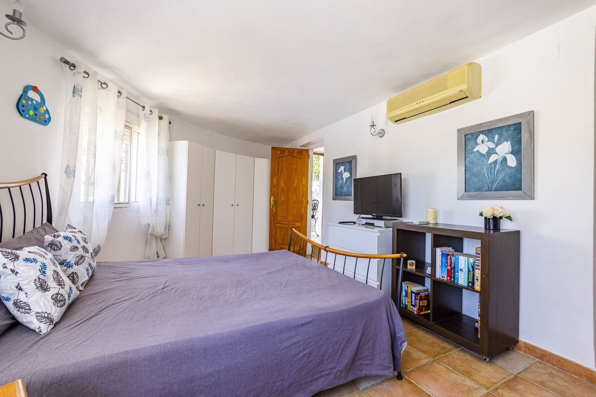 3 bedroom Villa for sale in Alcaucin with pool garage - € 335,000 (Ref: 9803901)