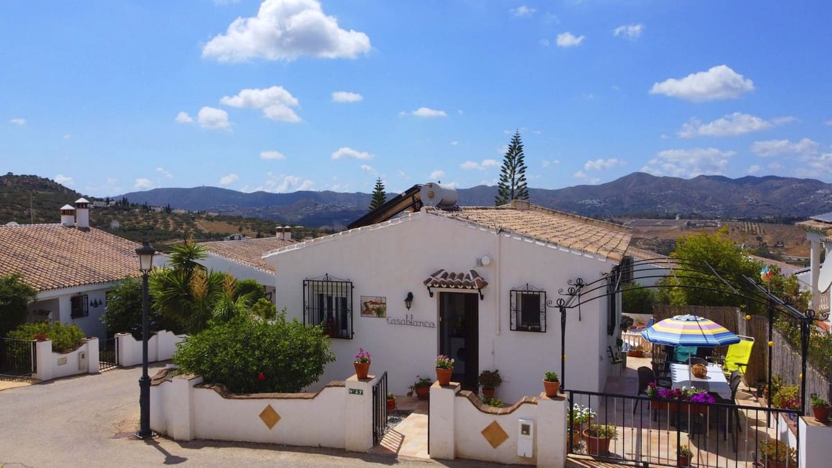 3 bedroom Villa for sale in Alcaucin with pool garage - € 335,000 (Ref: 9803901)