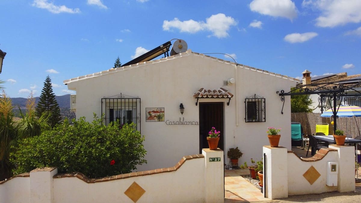 3 bedroom Villa for sale in Alcaucin with pool garage - € 335,000 (Ref: 9803901)