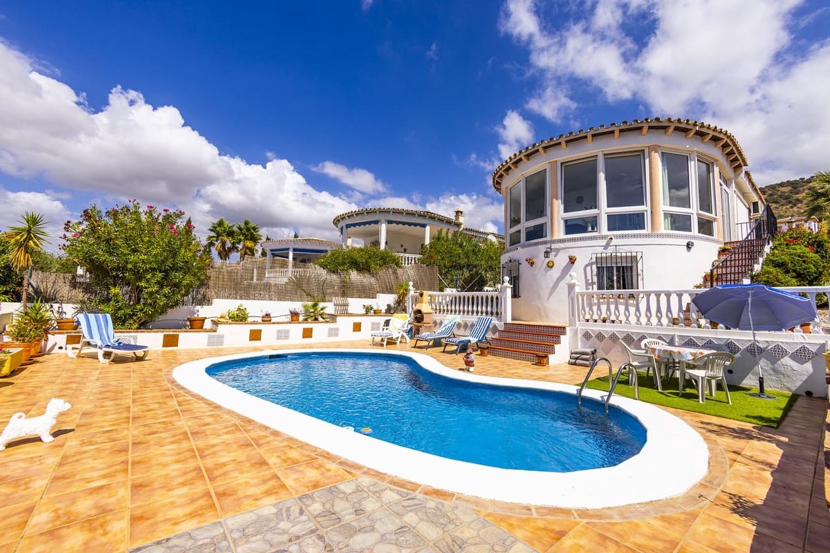 3 bedroom Villa for sale in Alcaucin with pool garage - € 335,000 (Ref: 9803901)