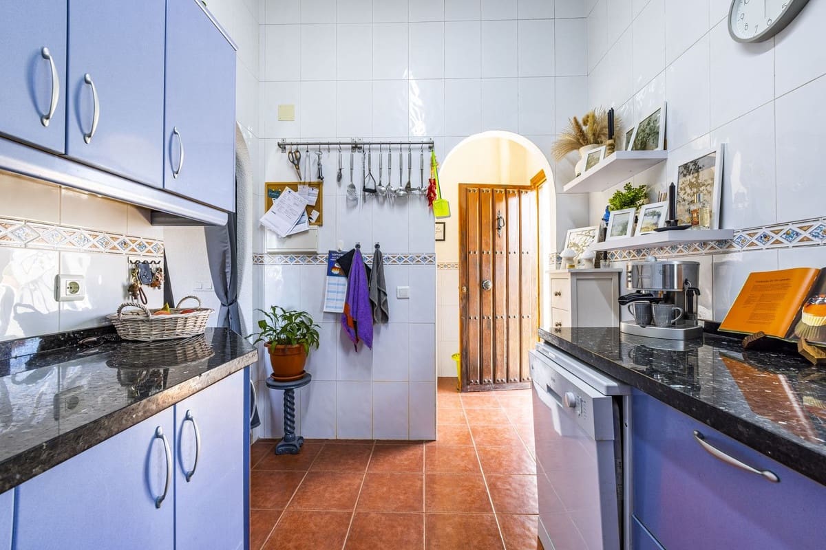 3 bedroom Villa for sale in Alcaucin with pool garage - € 335,000 (Ref: 9803901)