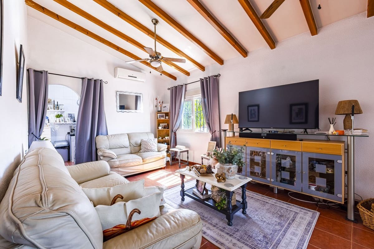 3 bedroom Villa for sale in Alcaucin with pool garage - € 335,000 (Ref: 9803901)