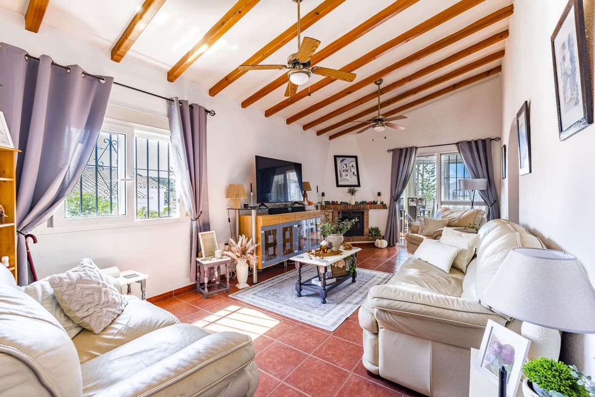 3 bedroom Villa for sale in Alcaucin with pool garage - € 335,000 (Ref: 9803901)