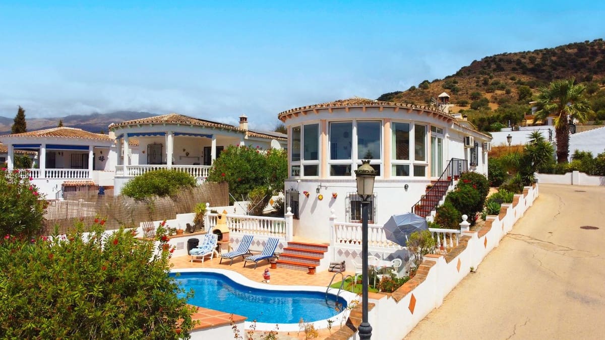 3 bedroom Villa for sale in Alcaucin with pool garage - € 335,000 (Ref: 9803901)