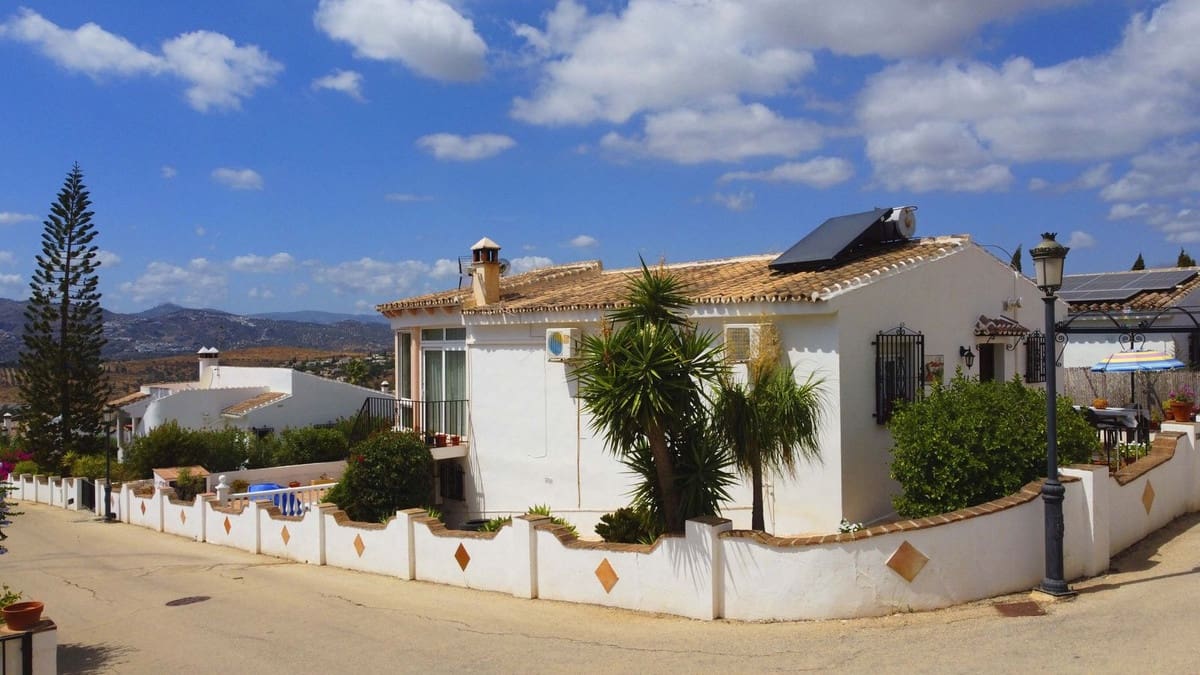 3 bedroom Villa for sale in Alcaucin with pool garage - € 335,000 (Ref: 9803901)