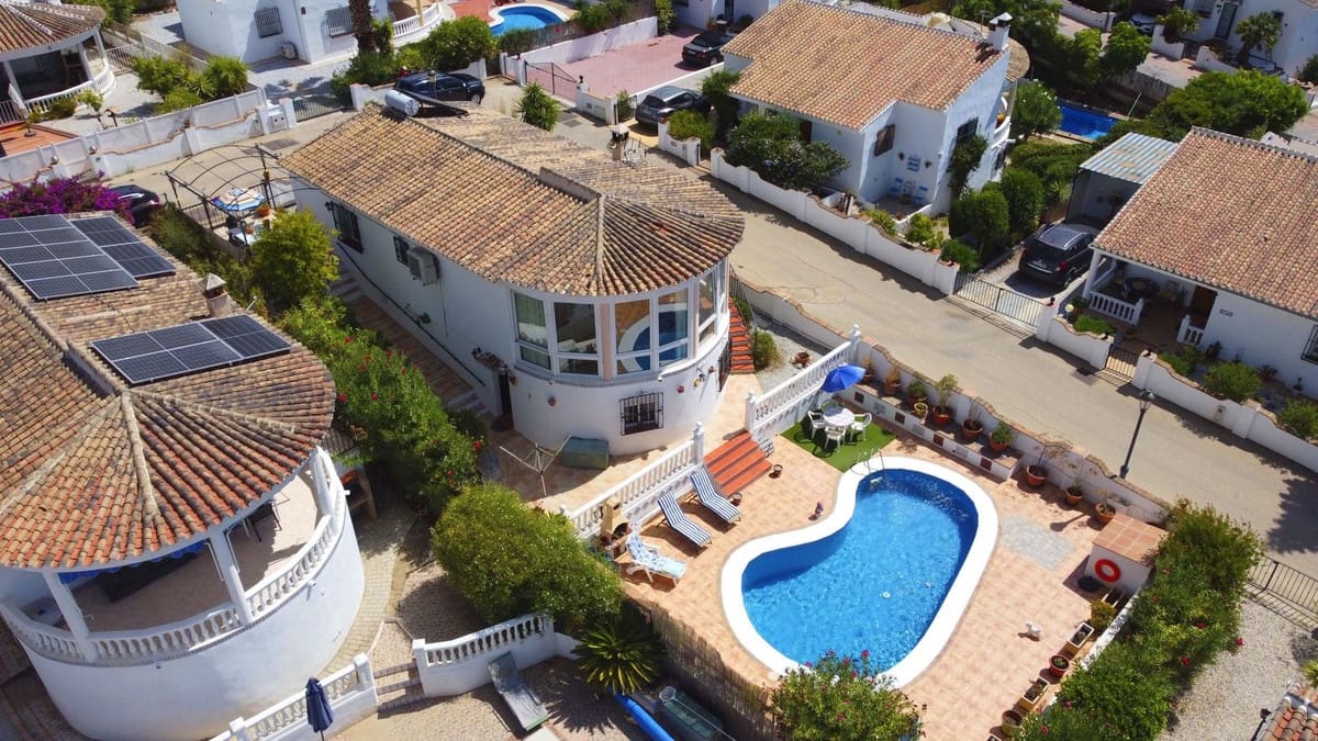 3 bedroom Villa for sale in Alcaucin with pool garage - € 335,000 (Ref: 9803901)