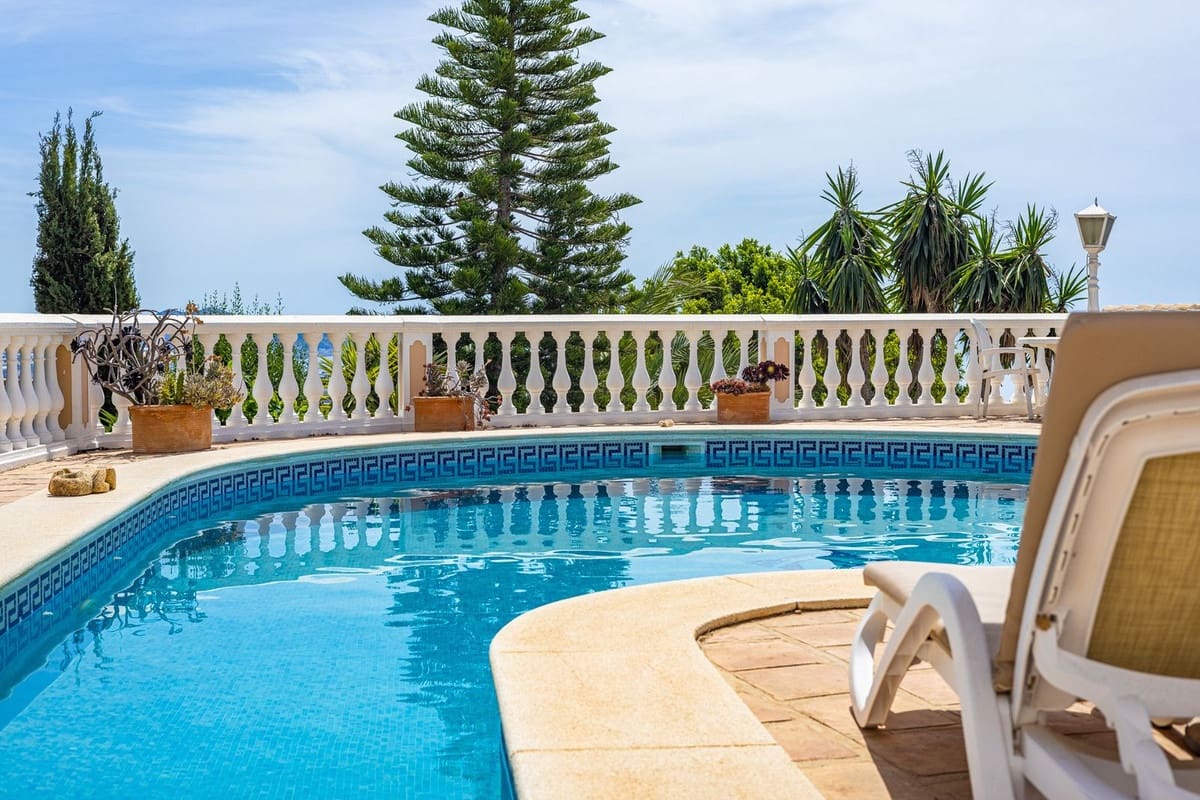 4 slaapkamer Villa te koop in Salobrena met zwembad garage - € 945.000 (Ref: 9808569)