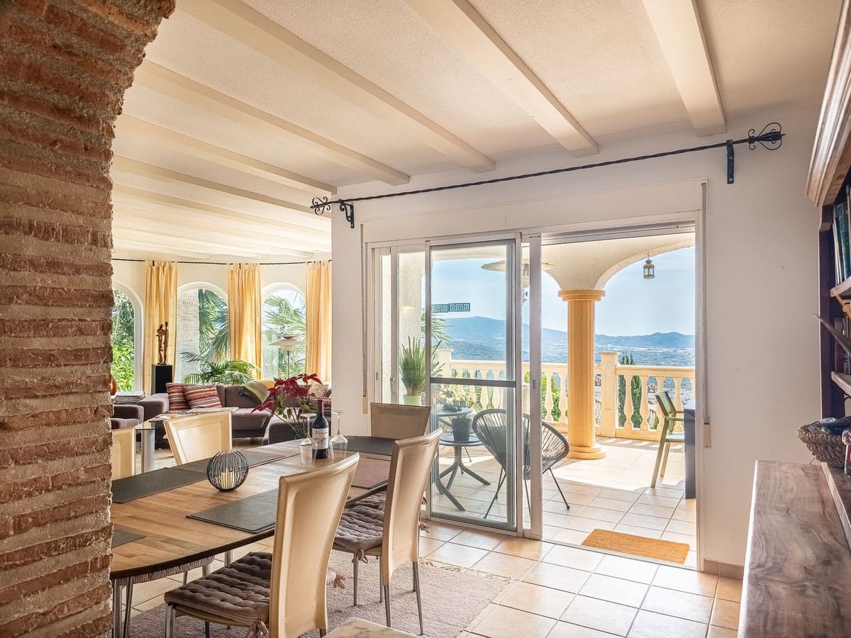 4 slaapkamer Villa te koop in Salobrena met zwembad garage - € 945.000 (Ref: 9808569)