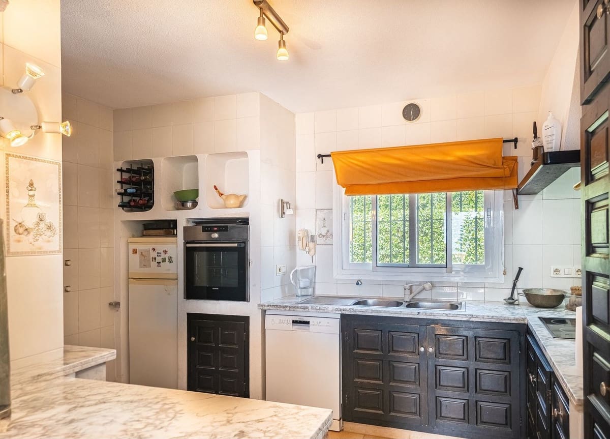 4 slaapkamer Villa te koop in Salobrena met zwembad garage - € 945.000 (Ref: 9808569)