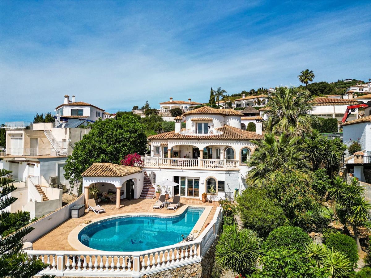 4 slaapkamer Villa te koop in Salobrena met zwembad garage - € 945.000 (Ref: 9808569)