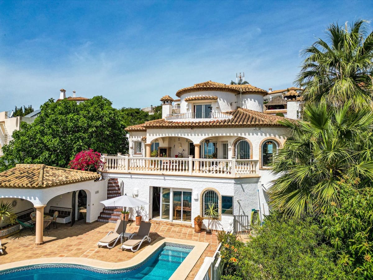 4 slaapkamer Villa te koop in Salobrena met zwembad garage - € 945.000 (Ref: 9808569)