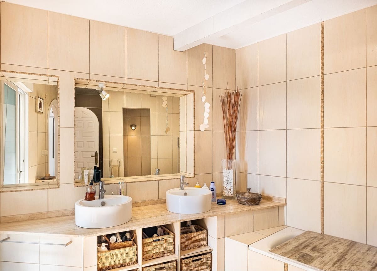 4 slaapkamer Villa te koop in Salobrena met zwembad garage - € 945.000 (Ref: 9808569)