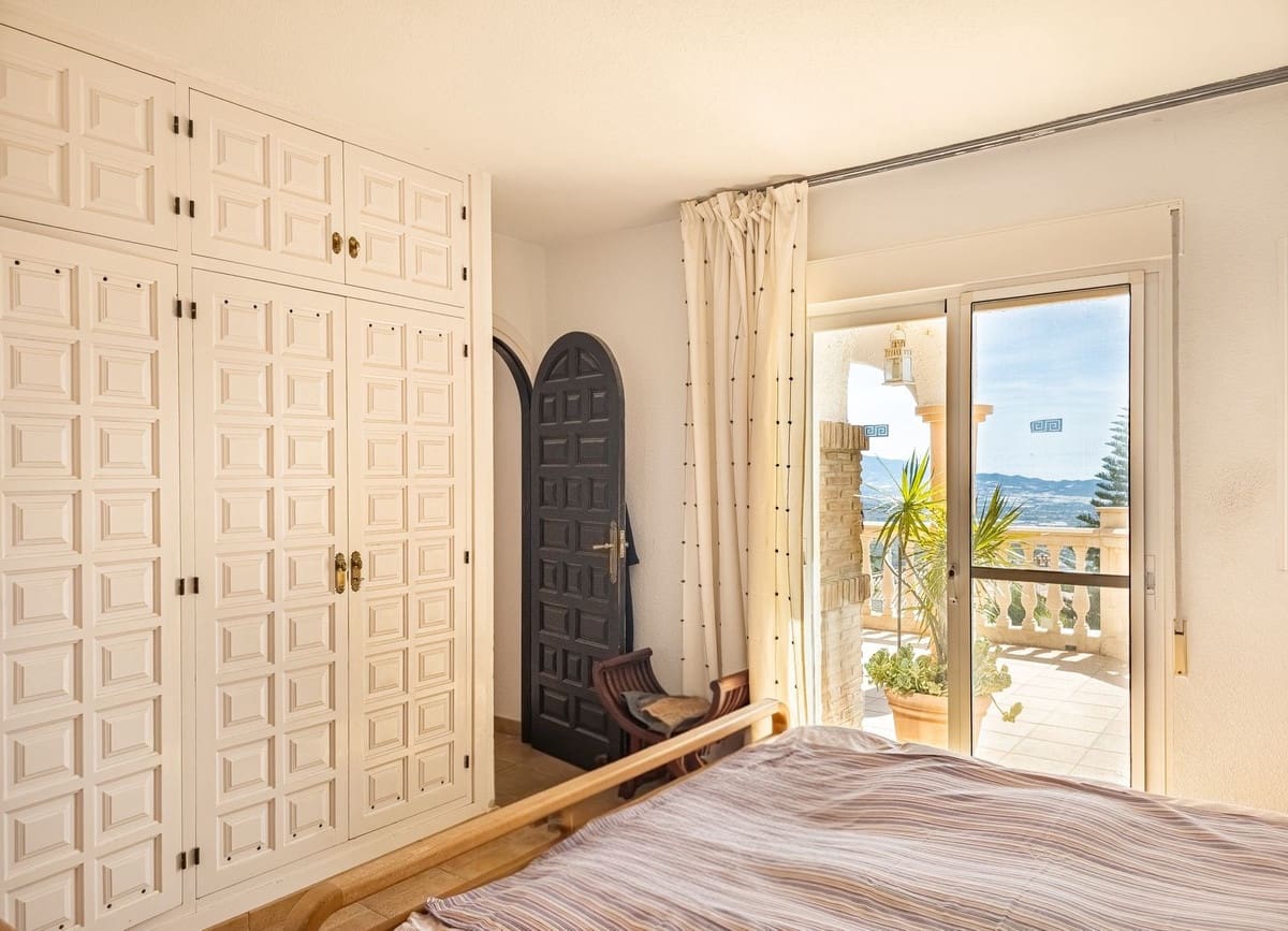 4 slaapkamer Villa te koop in Salobrena met zwembad garage - € 945.000 (Ref: 9808569)