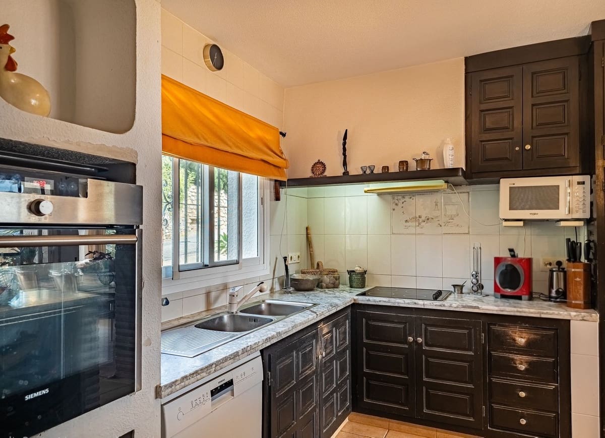 4 slaapkamer Villa te koop in Salobrena met zwembad garage - € 945.000 (Ref: 9808569)