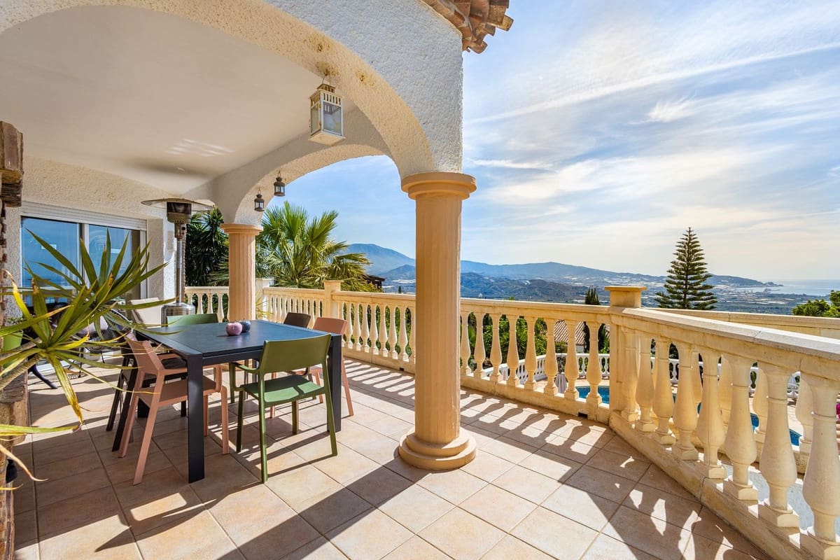 4 slaapkamer Villa te koop in Salobrena met zwembad garage - € 945.000 (Ref: 9808569)