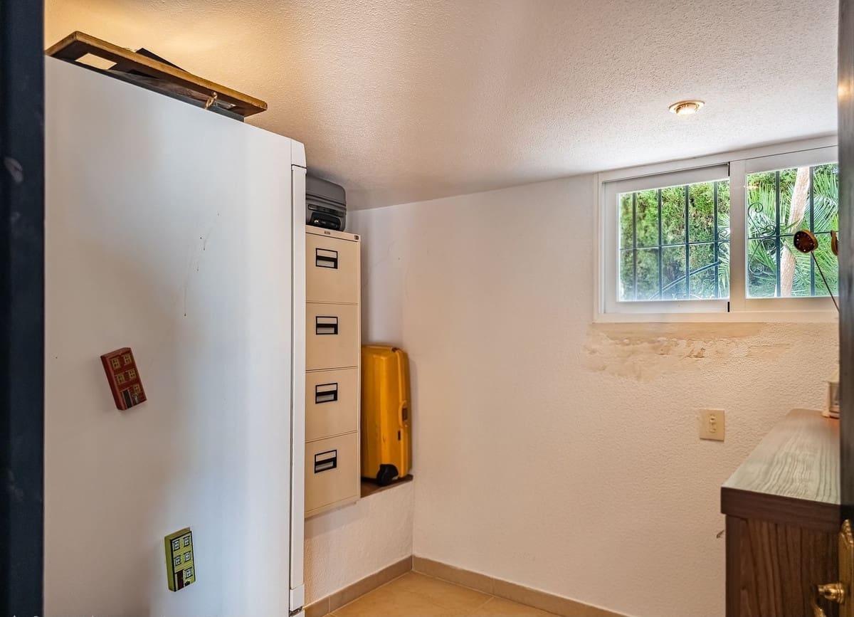 4 slaapkamer Villa te koop in Salobrena met zwembad garage - € 945.000 (Ref: 9808569)