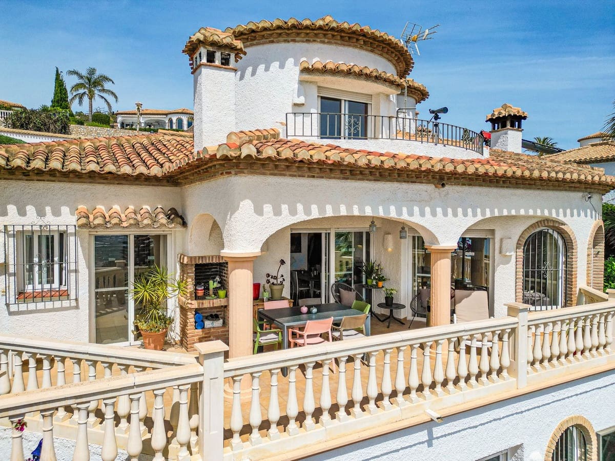 4 slaapkamer Villa te koop in Salobrena met zwembad garage - € 945.000 (Ref: 9808569)