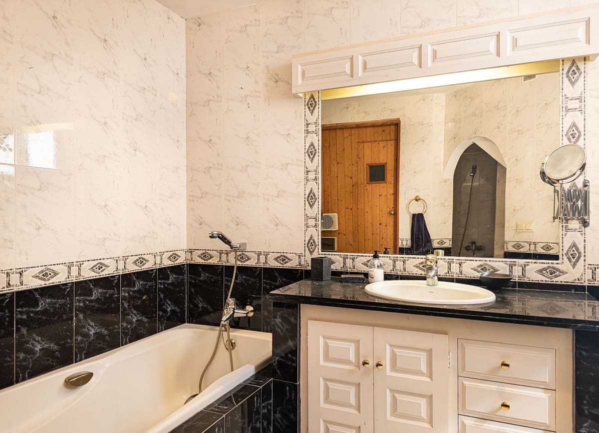 4 slaapkamer Villa te koop in Salobrena met zwembad garage - € 945.000 (Ref: 9808569)