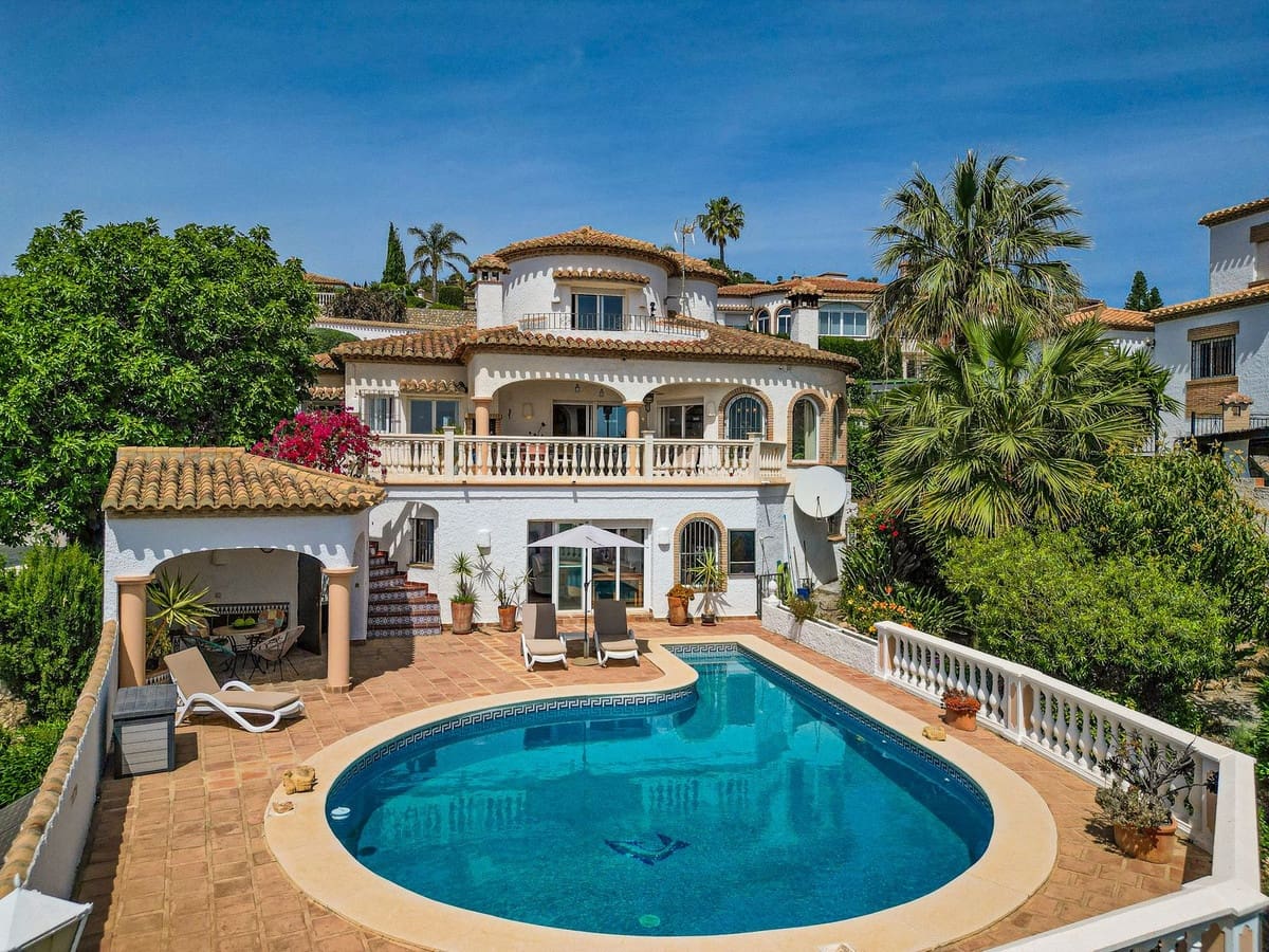 4 slaapkamer Villa te koop in Salobrena met zwembad garage - € 945.000 (Ref: 9808569)