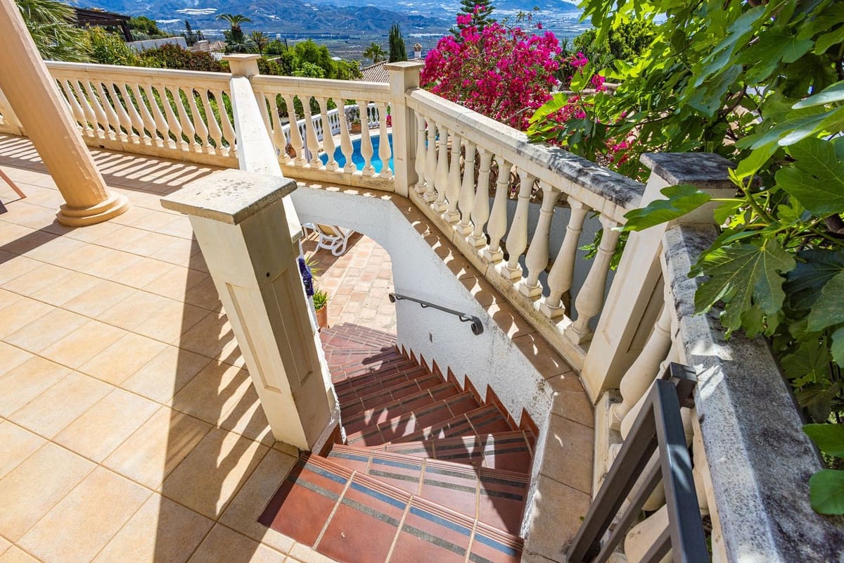 4 slaapkamer Villa te koop in Salobrena met zwembad garage - € 945.000 (Ref: 9808569)