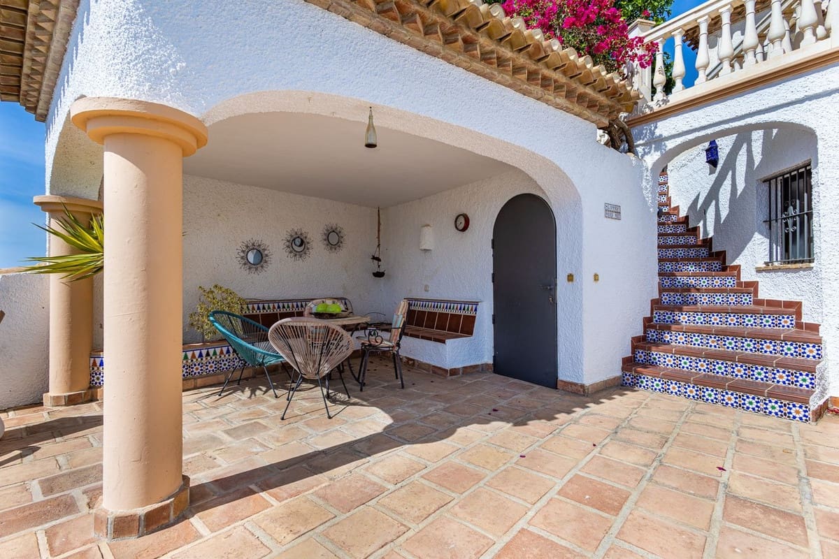 4 slaapkamer Villa te koop in Salobrena met zwembad garage - € 945.000 (Ref: 9808569)