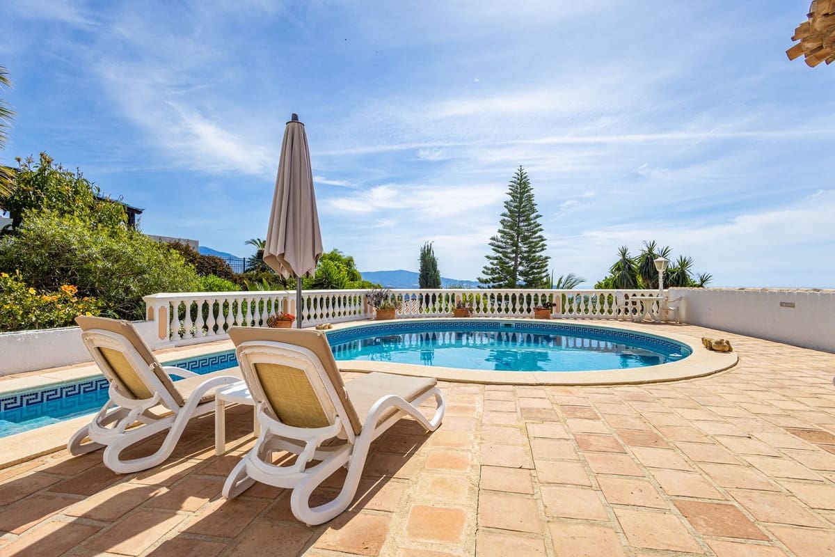 4 slaapkamer Villa te koop in Salobrena met zwembad garage - € 945.000 (Ref: 9808569)