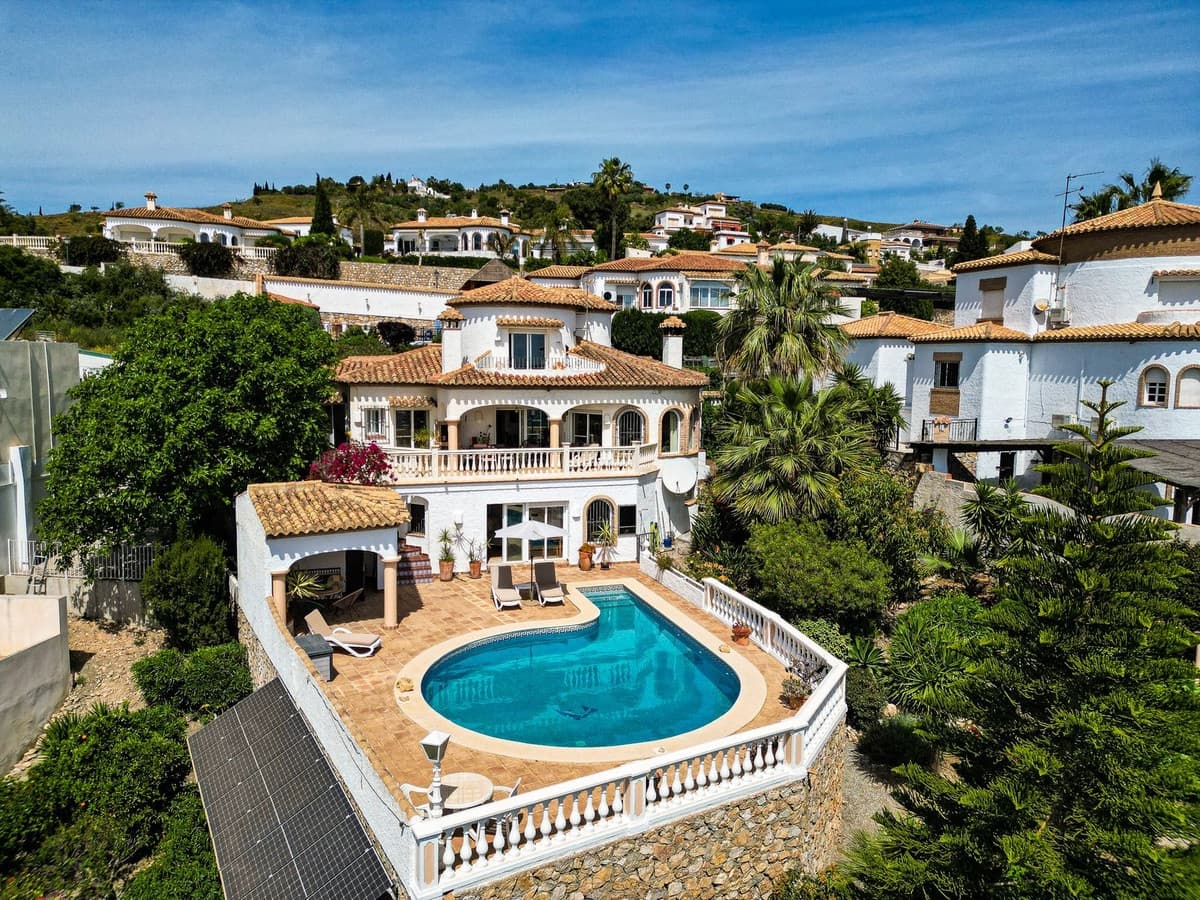 4 slaapkamer Villa te koop in Salobrena met zwembad garage - € 945.000 (Ref: 9808569)