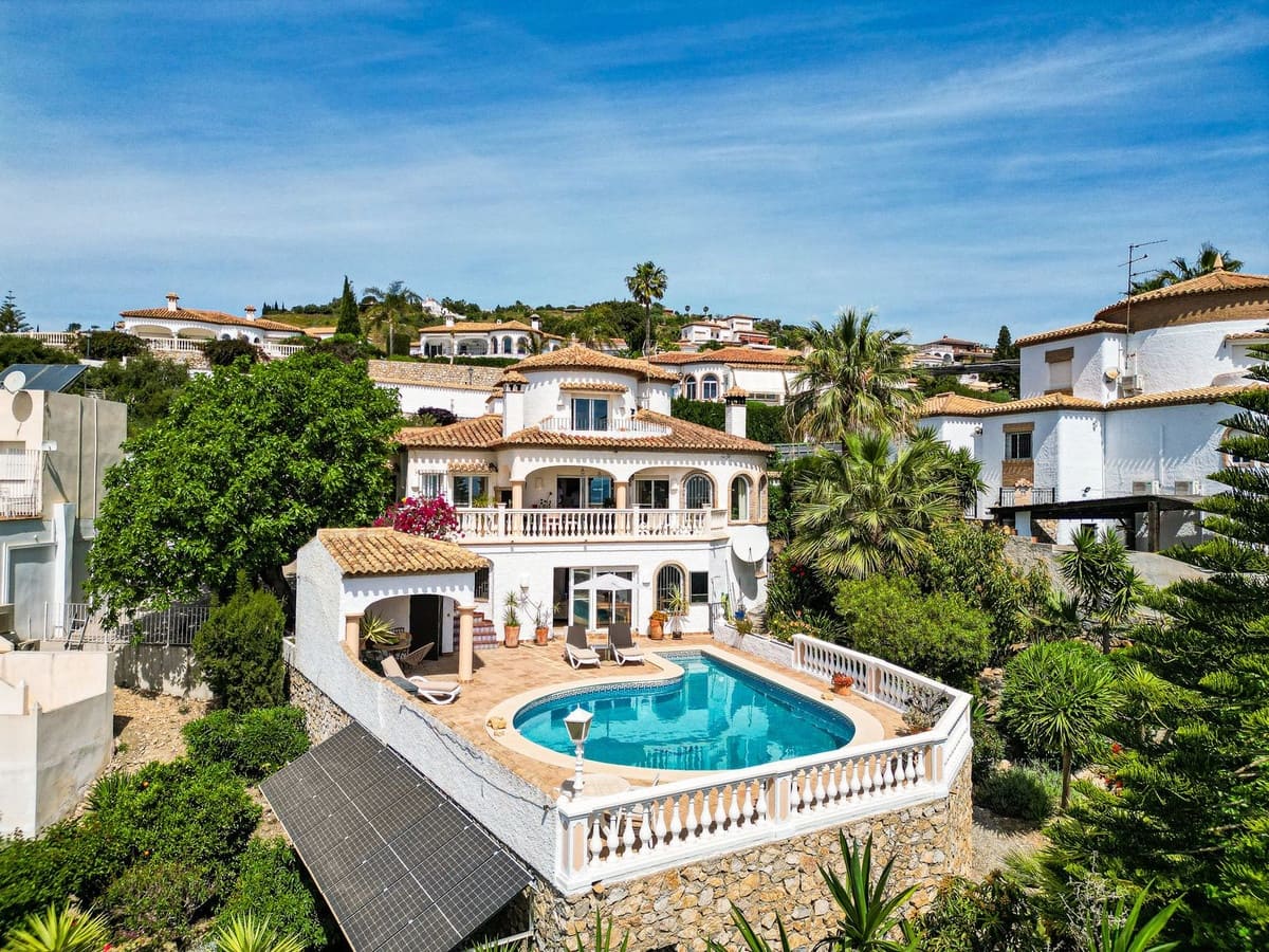 4 slaapkamer Villa te koop in Salobrena met zwembad garage - € 945.000 (Ref: 9808569)