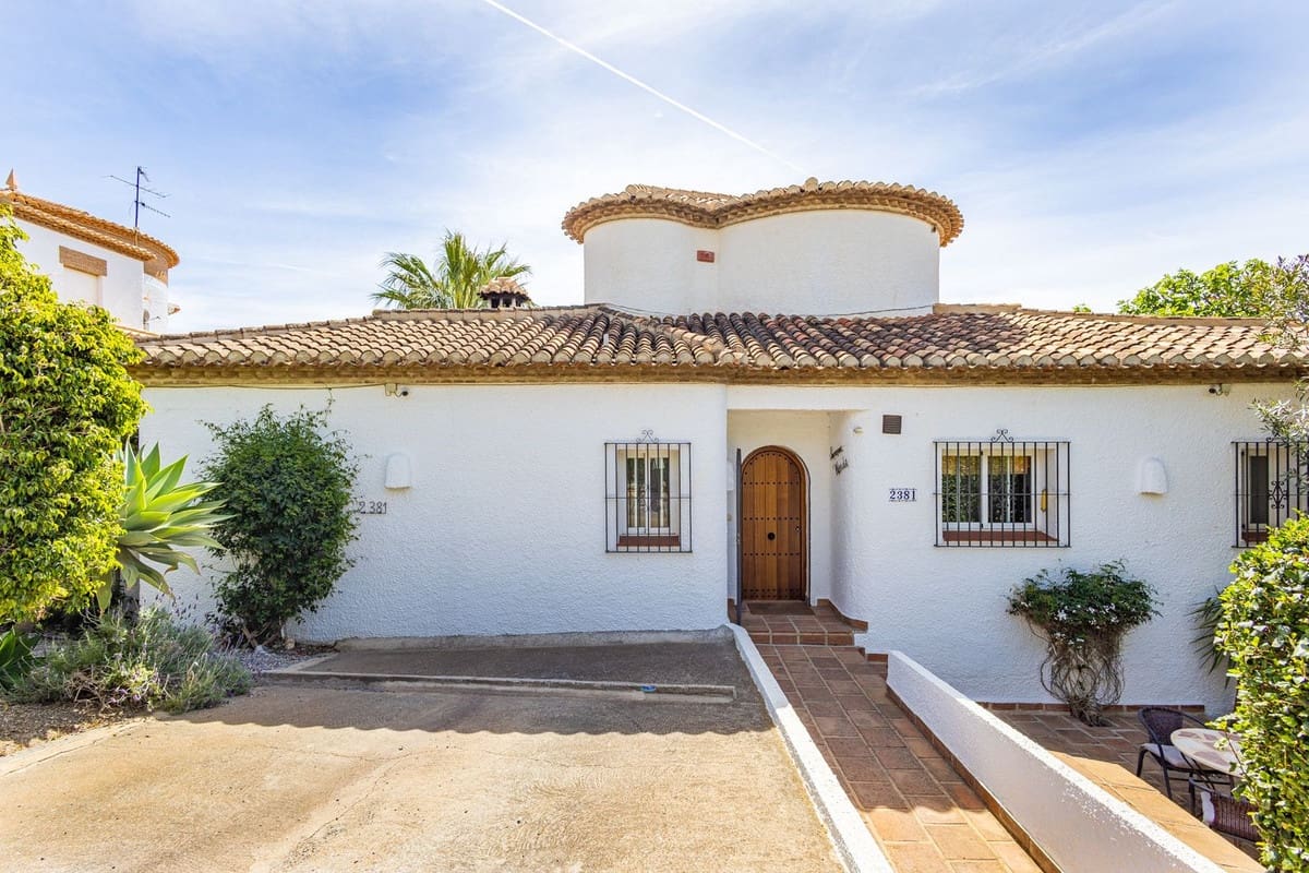 4 slaapkamer Villa te koop in Salobrena met zwembad garage - € 945.000 (Ref: 9808569)