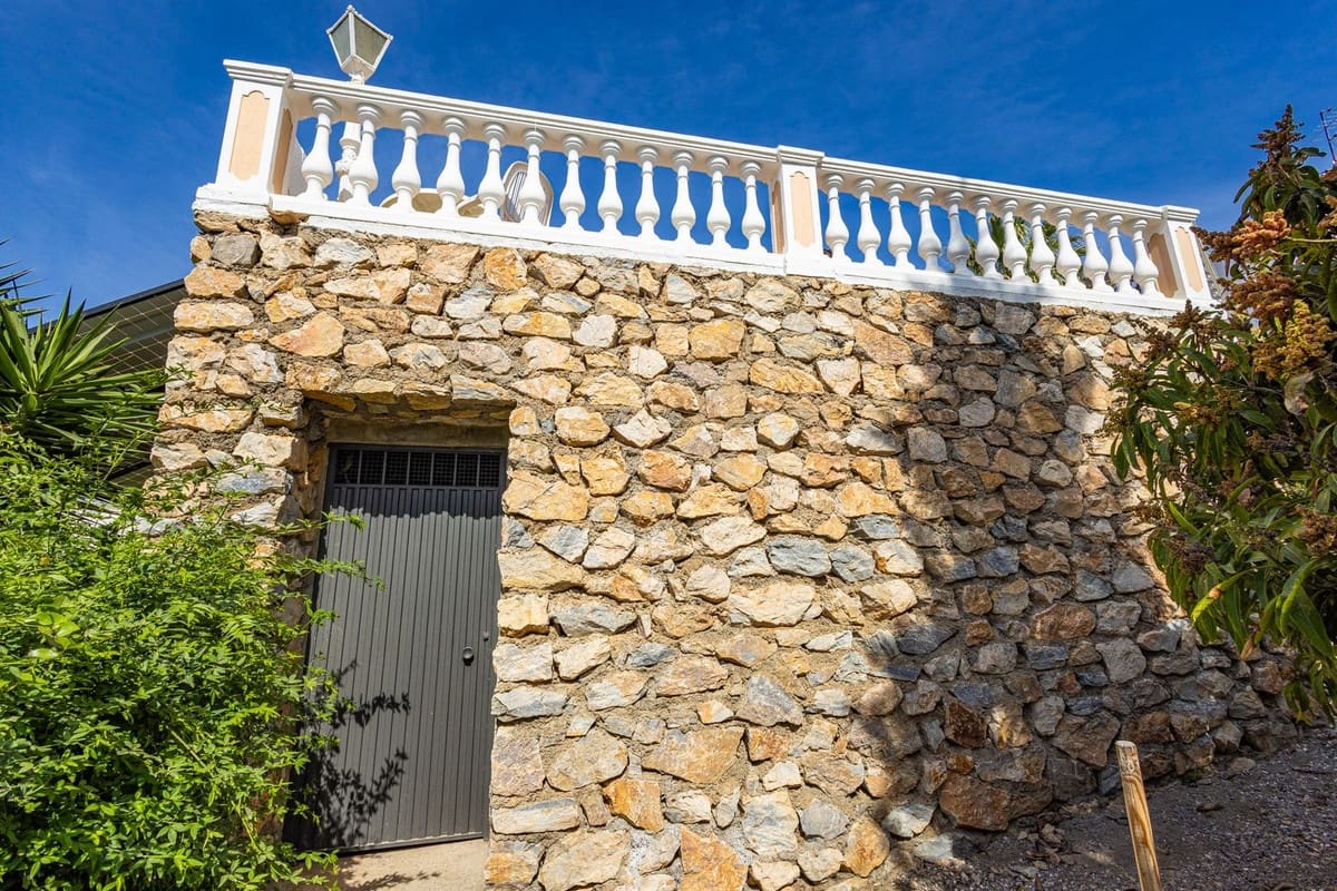 4 slaapkamer Villa te koop in Salobrena met zwembad garage - € 945.000 (Ref: 9808569)