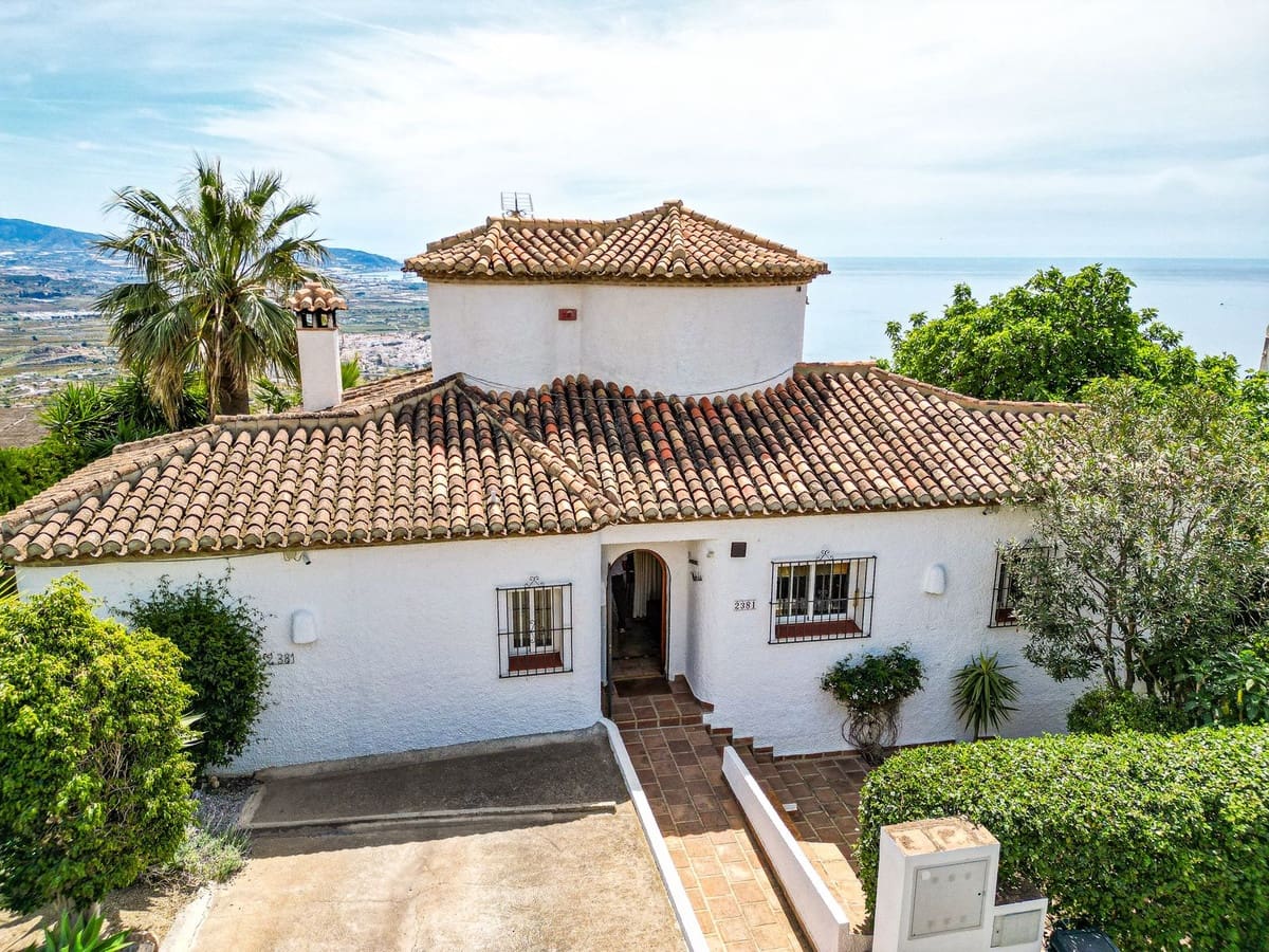 4 slaapkamer Villa te koop in Salobrena met zwembad garage - € 945.000 (Ref: 9808569)