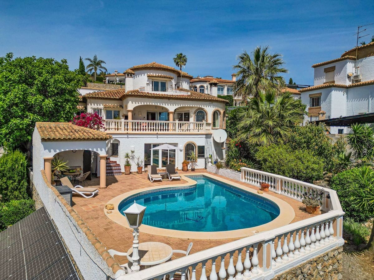 4 slaapkamer Villa te koop in Salobrena met zwembad garage - € 945.000 (Ref: 9808569)