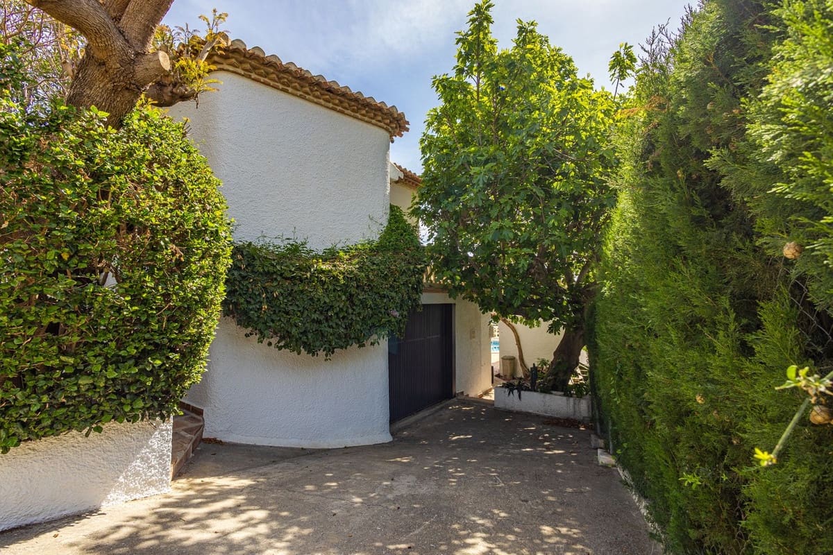 4 slaapkamer Villa te koop in Salobrena met zwembad garage - € 945.000 (Ref: 9808569)