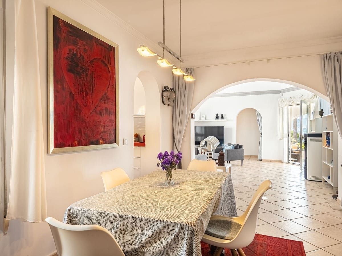 3 quarto Moradia para venda em Arenas com piscina garagem - 715 000 € (Ref: 9811337)