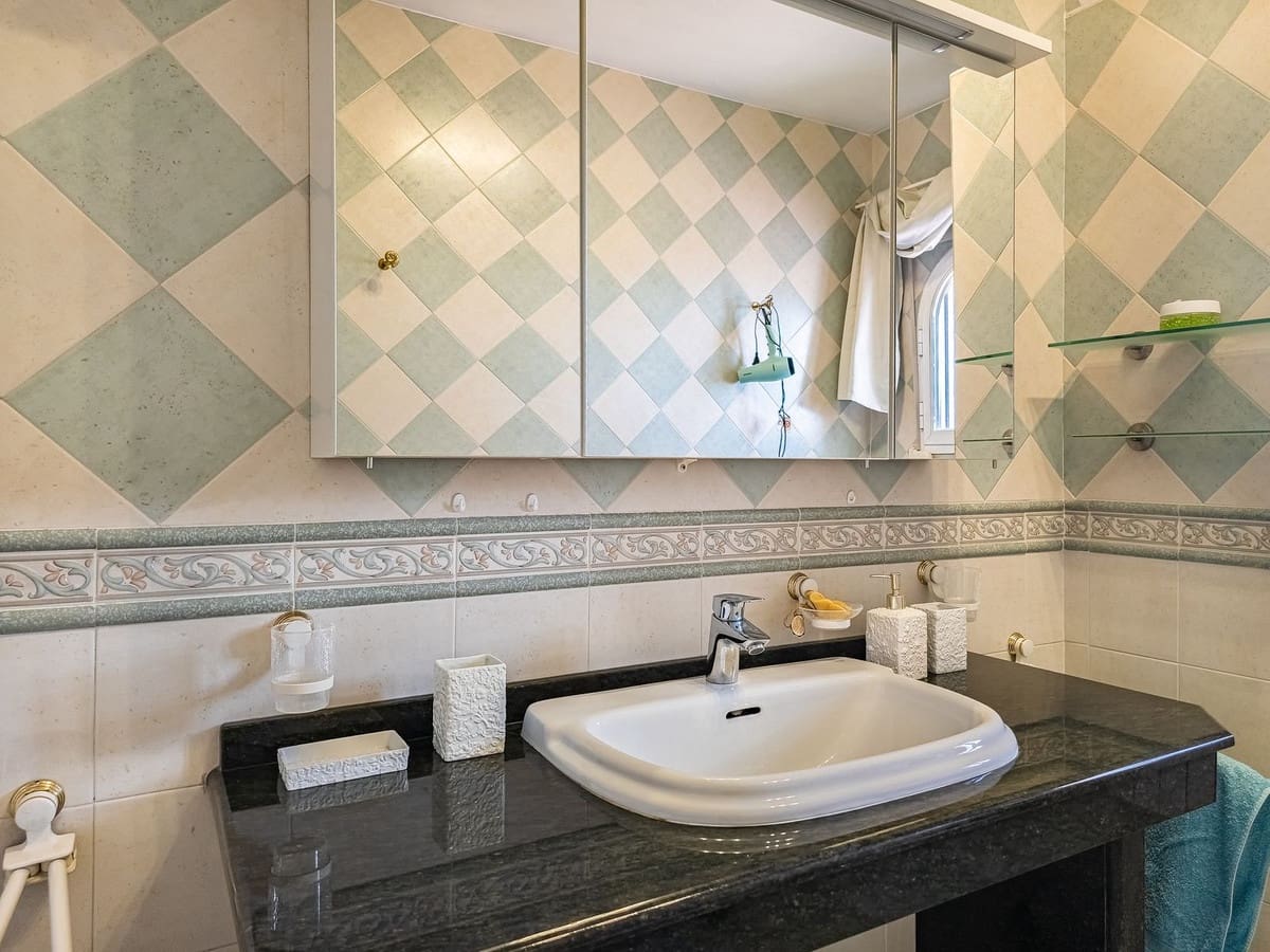 3 quarto Moradia para venda em Arenas com piscina garagem - 715 000 € (Ref: 9811337)