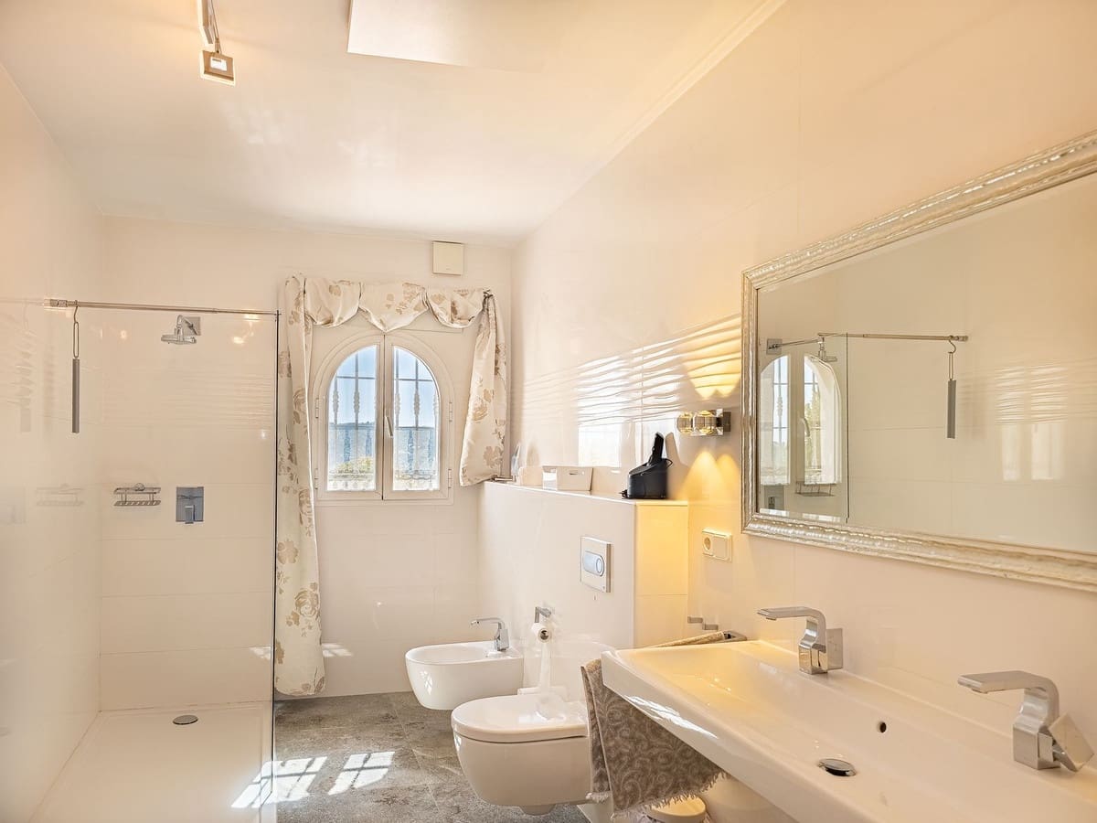 3 quarto Moradia para venda em Arenas com piscina garagem - 715 000 € (Ref: 9811337)