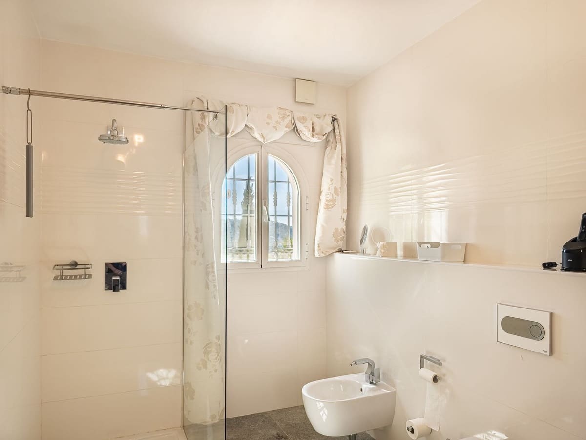 3 quarto Moradia para venda em Arenas com piscina garagem - 715 000 € (Ref: 9811337)