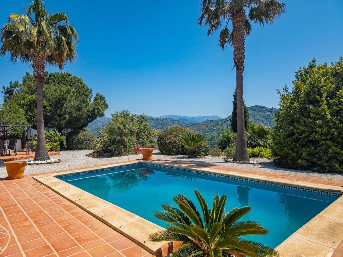 3 quarto Moradia para venda em Arenas com piscina garagem - 715 000 € (Ref: 9811337)