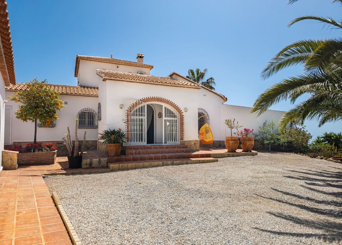 3 quarto Moradia para venda em Arenas com piscina garagem - 715 000 € (Ref: 9811337)