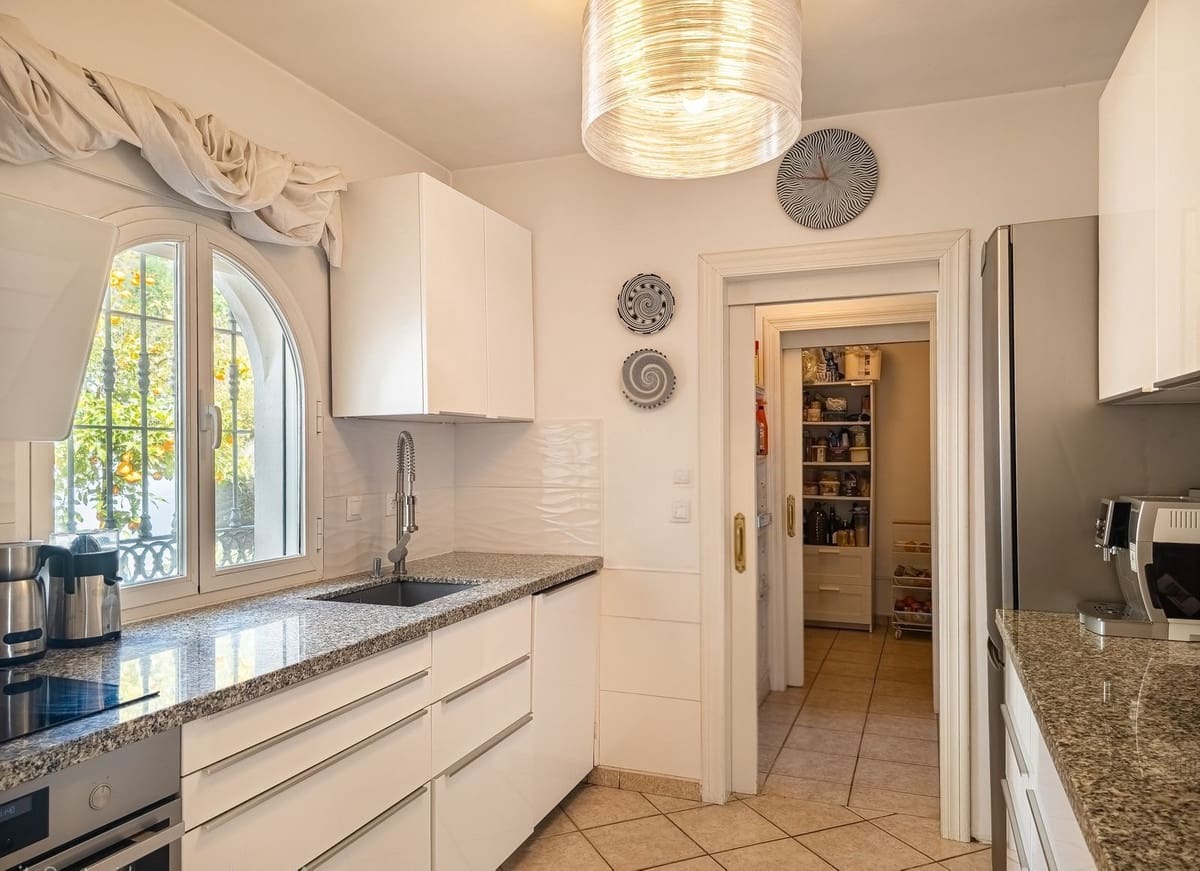 3 quarto Moradia para venda em Arenas com piscina garagem - 715 000 € (Ref: 9811337)