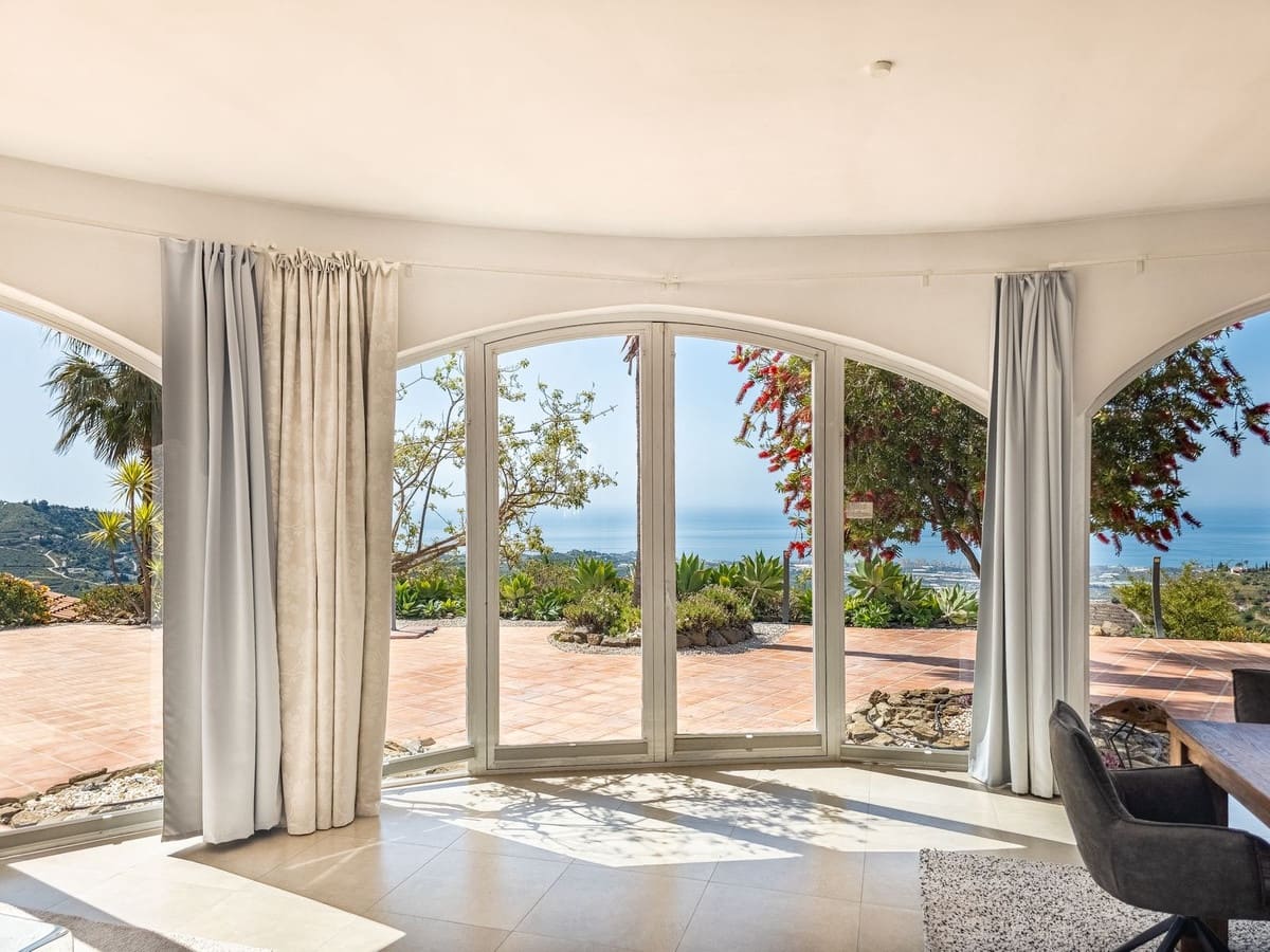 3 quarto Moradia para venda em Arenas com piscina garagem - 715 000 € (Ref: 9811337)