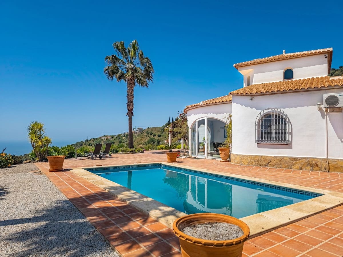 3 quarto Moradia para venda em Arenas com piscina garagem - 715 000 € (Ref: 9811337)