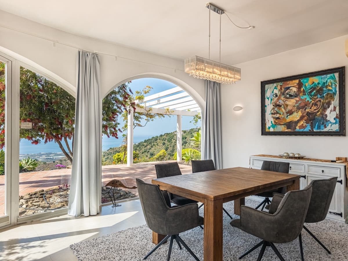 3 quarto Moradia para venda em Arenas com piscina garagem - 715 000 € (Ref: 9811337)